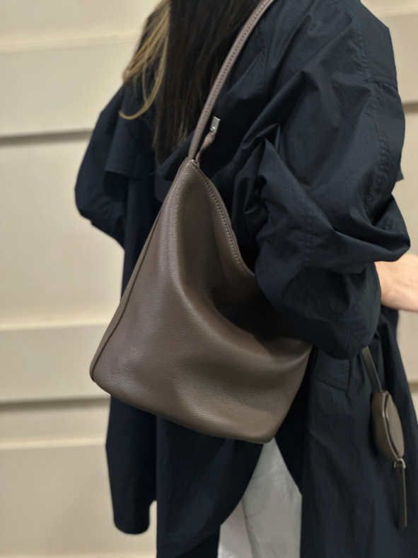 2552b3e8a2de3accf970f350488304ca Women's Large Top-Grain Cowhide Leather Bucket Bag