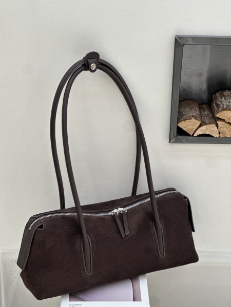 2ed3b3db99e112f8135c330958c97028 Women's Genuine Leather Shoulder Bag with Zip Closure