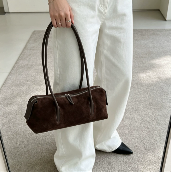 b809ccfed59bed4027f889f4f29621a1 Women's Genuine Leather Shoulder Bag with Zip Closure